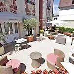 Hotel De La 2*